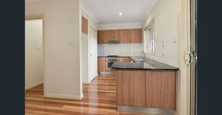Spacious Townhouse in a Prime Essendon Location - Photo 2
