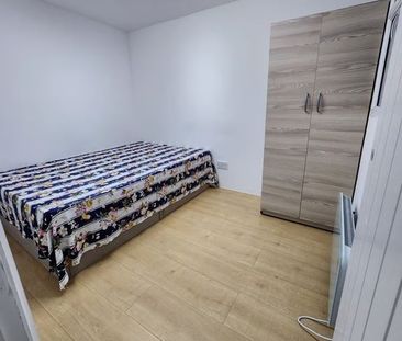 3 Bed Flat, Vicarage Lane, E15 - Photo 1