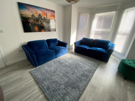 1 bedroom in a house share to rent - Photo 2