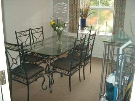 2 bedroom ground floor flat to rent - Photo 2
