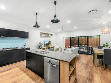 Luxurious Tri-level 4-Bedroom Townhouse! - Photo 2