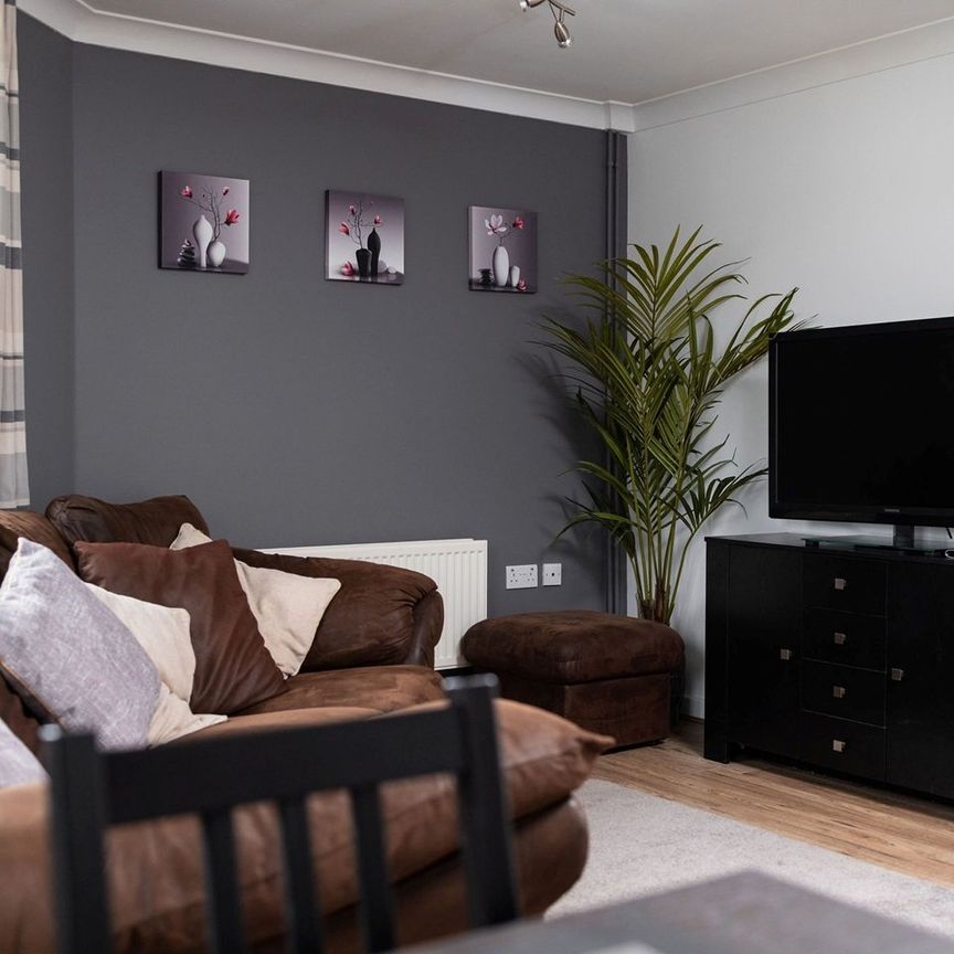 2 Bed Flat, Bursledon Road, SO19 - Photo 1