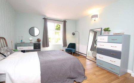 A fantastic one bedroom flat with a private patio in Kingsdown. Pets considered. Please be aware there is no parking available. - Photo 3