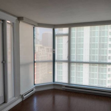 DO NOT MISS 2 bedrooms + den completely renovated unit! - Photo 1