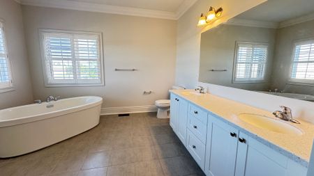 For Lease - 10 Ken Sinclair Crescent, Aurora, Ontario - Photo 3