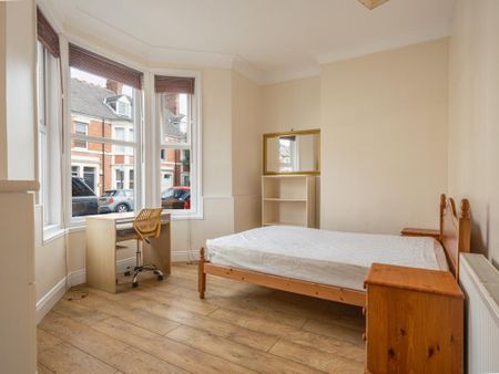 3 bedroom flat to rent - Photo 4