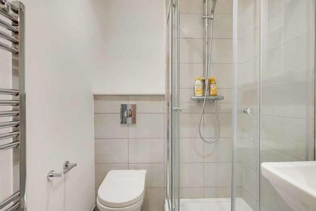 Silvertown Way, Canning Town, E16 - Photo 2