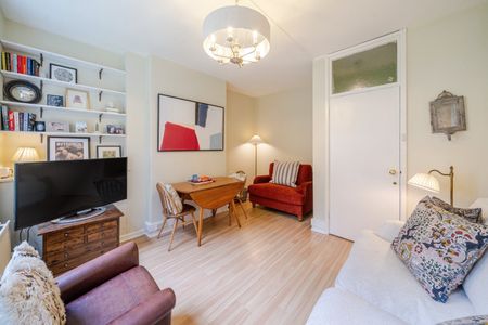 Vicarage Crescent, London, SW11 - Photo 3