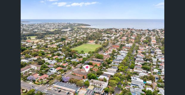 Modern and sleek top floor apartment - Photo 1
