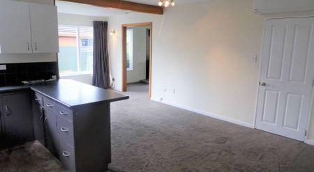 REDWOOD - 3 BEDROOM - DOUBLE GARAGE IN QUIET CUL DE SAC - Photo 4