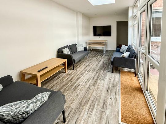 6 bedroom detached house to rent - Photo 1