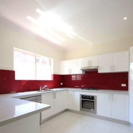 Conveniently located - Photo 3