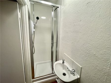 A ground floor studio flat for single occupation only. - Photo 4