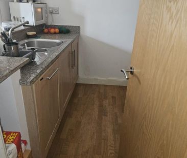 1 bedroom in a flat share to rent - Photo 6