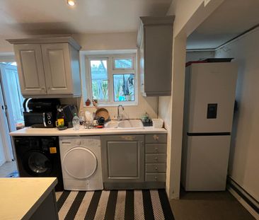 Three bedroom house ideal for families- £2400 pcm - Photo 6