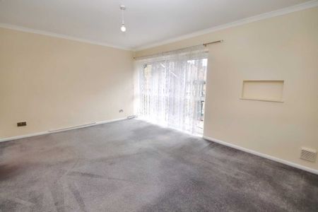 2 bed Flat for rent - Photo 2