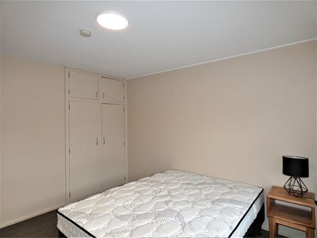 Sunny North-Facing Apartment with Parking - Photo 2