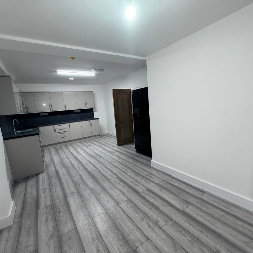 Three bedroom Ground Floor Flat close to redbridge station - Photo 1