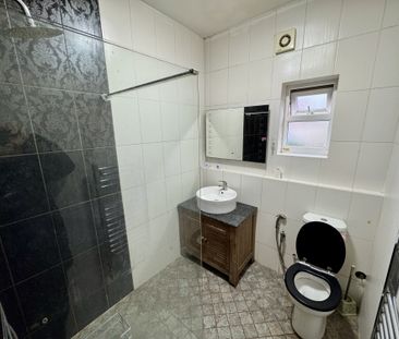 *** 3 BEDROOMS *** GOOD SIZED CORNER PLOT *** CONSERVATORY *** GAS ... - Photo 4