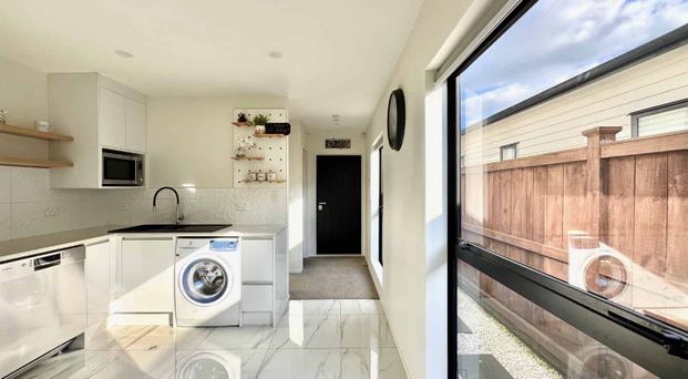 Three bedroom in Takanini - Photo 1