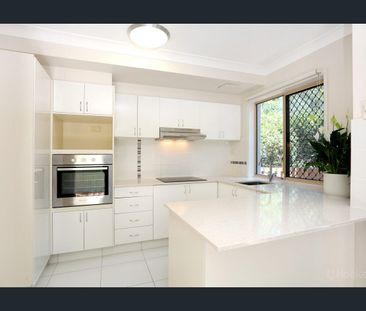 A LOVELY TOWNHOUSE SO CLOSE TO ALL AMENITIES AND THE BROADWATER! - Photo 2