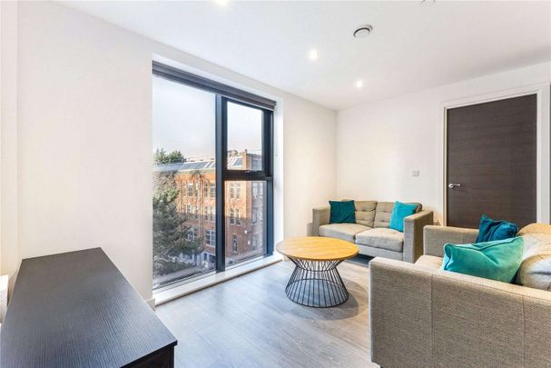 Parking included! Sizeable two double bedroom apartment in the Downtown development. Offering a host of top of the range facilities! - Photo 1