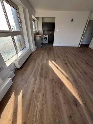 1 Bed Flat, Cascades Tower, E14 - Photo 2