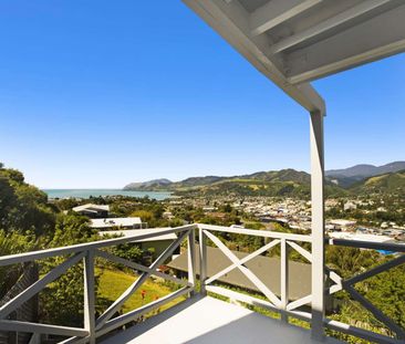 Stylish living with stunning views - Photo 2