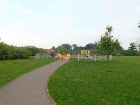 4 bedroom detached house to rent - Photo 2