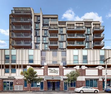 Top-Floor Luxury with City Views in the Heart of Smith Street - Photo 5