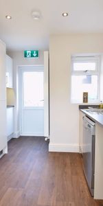 🌟Large Ensuite Room🌟 Bedroom A - Photo 4