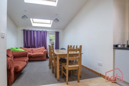 1 bedroom in a house share to rent - Photo 2