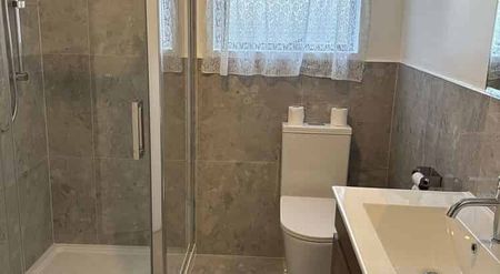 Stylish 3BR Home in Clover Park! - Photo 5