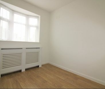 3 bed Semi-detached in Gloucester Gardens , Cockfosters, EN4 0QP - Photo 3