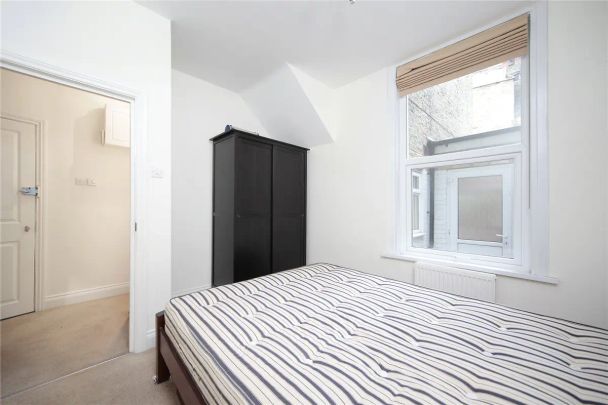 2 bedroom flat in Clapham - Photo 1