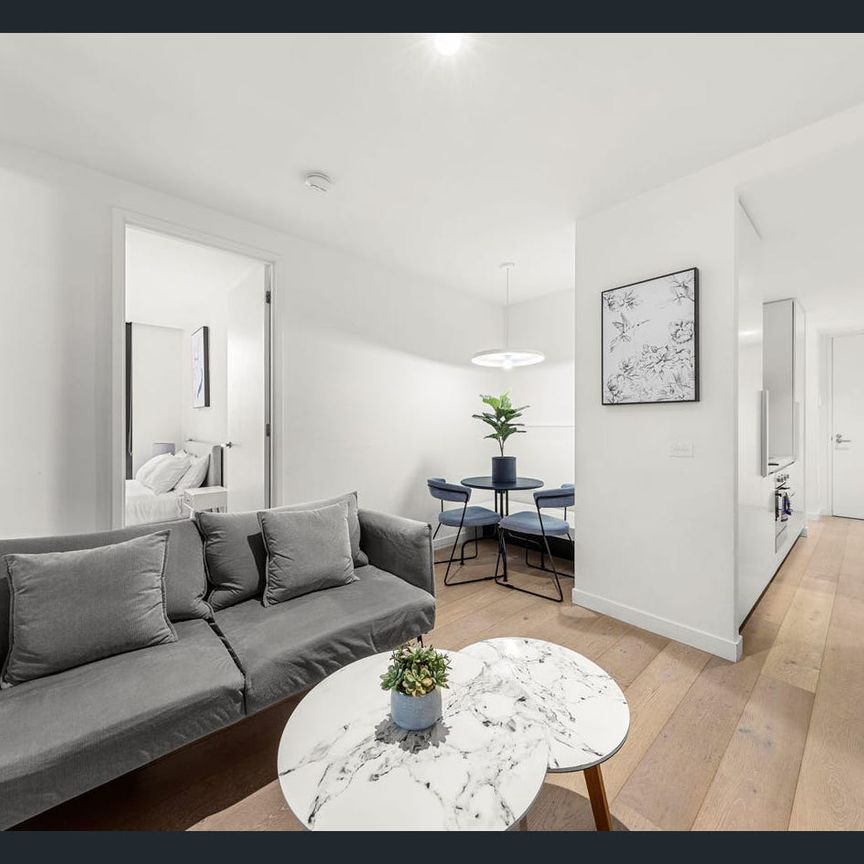 Furnished One-Bedroom Apartment in the Iconic Empire Building - Photo 1