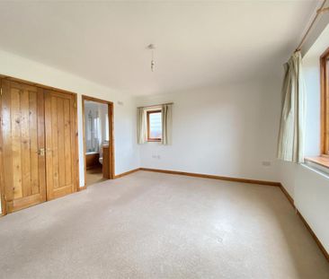 4 bedroom link detached house to rent - Photo 3