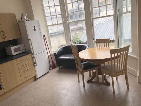 3 bedroom flat to rent - Photo 4