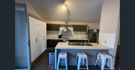 STYLISH & SECURE! - Photo 2