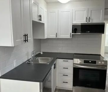 Iner City Extensively Renovated 4PLEX LOWER SUITE with 2bed+DEN WIT... - Photo 1