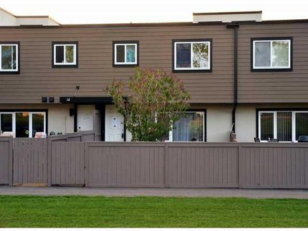 3 Br Townhouse For Rent In Regent Gardens | South Exposure | In Suite Laundry - Photo 5