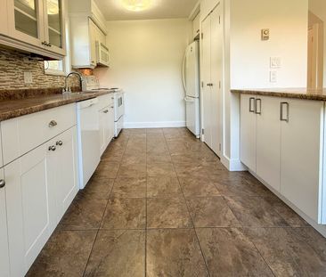 Horseshoe Bay Garden suite 3 Bed and Den - Photo 5