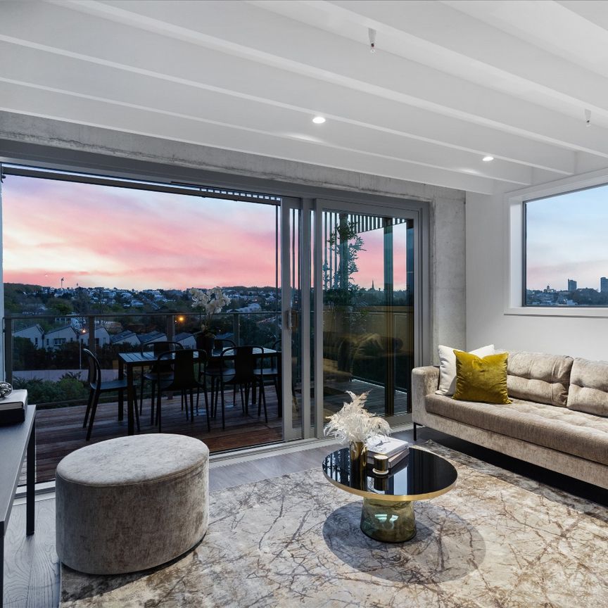 Exclusive Apartment With 2x Secure Parking - Photo 1