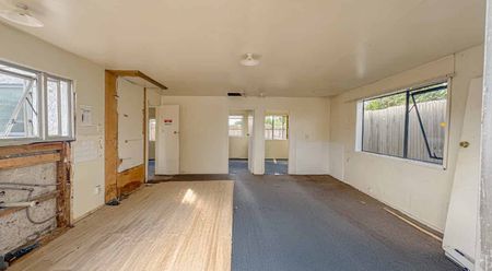 Lovely Renovated Family Home Otara - Photo 2