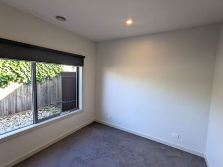 MODERN TWO BEDROOM UNIT IN GEELONG WEST - Photo 2