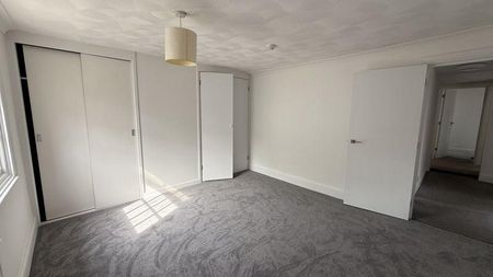 3 bedroom flat to rent - Photo 2