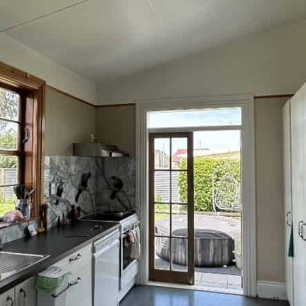 “Timeless Character, Space & Sun – A Perfect Family Retreat” - Photo 1