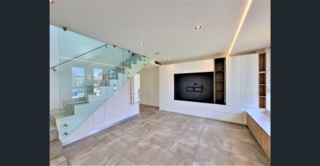 Stylish and Timeless Four Bedrooms Duplex - Photo 2