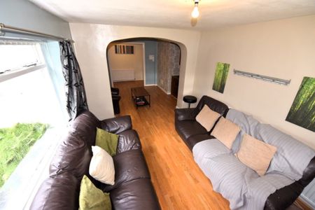 6 bedroom House in Moor Park Drive, Leeds - Photo 4