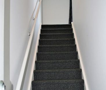COMFORTABLE MODERN ONE BEDROOM TOWNHOUSE - Photo 2
